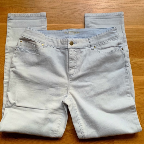 ❇️Platinum Chico’s Light Wash Jeans❇️ - Picture 2 of 6